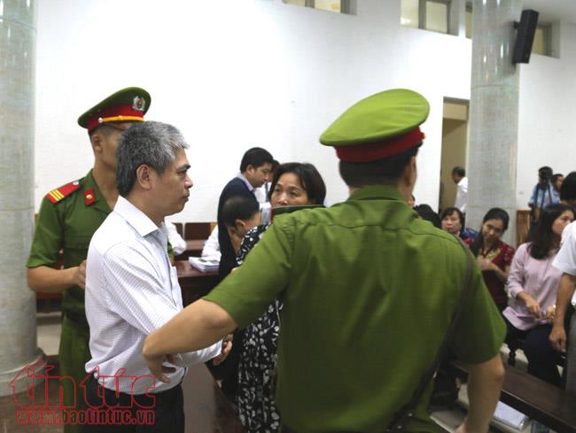 Những hình ảnh 'hậu trường' xét xử Hà Văn Thắm và đồng phạm ảnh 3